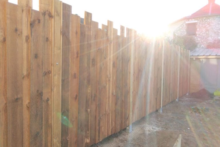 Création d’une séparation en bois dans un jardin