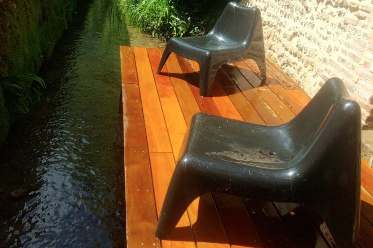Terrasse en bois aménagée au bord de l’eau