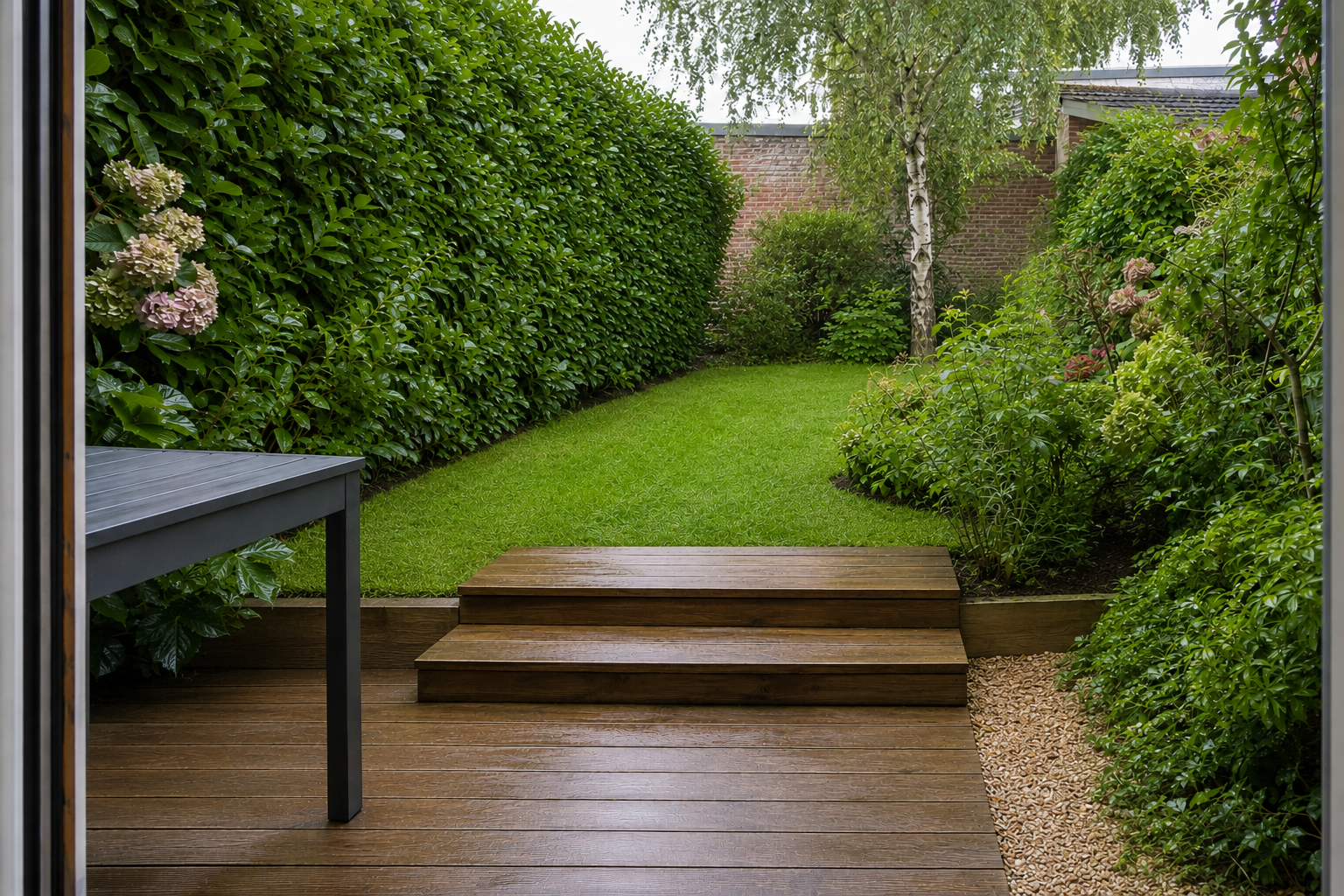 Mise en situation d'une petite terrasse et d'un jardin ayant poussé pendant les vacances