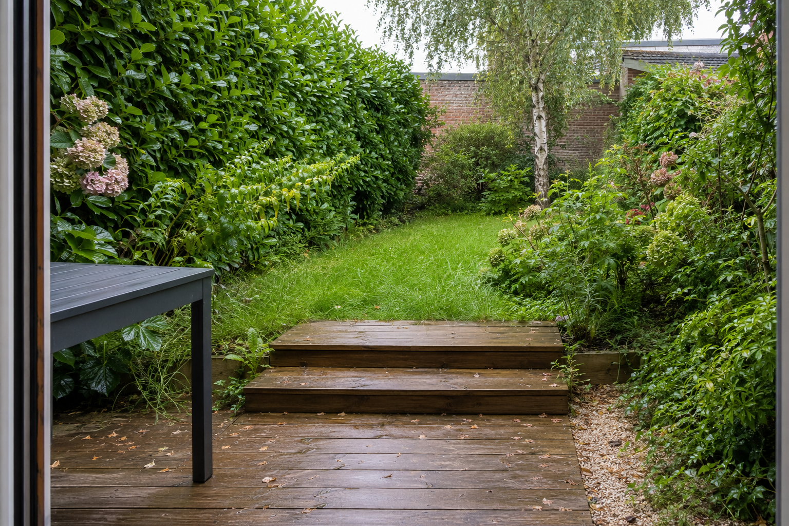 Mise en situation du même jardin après taille légère, tonte et nettoyage de la terrasse