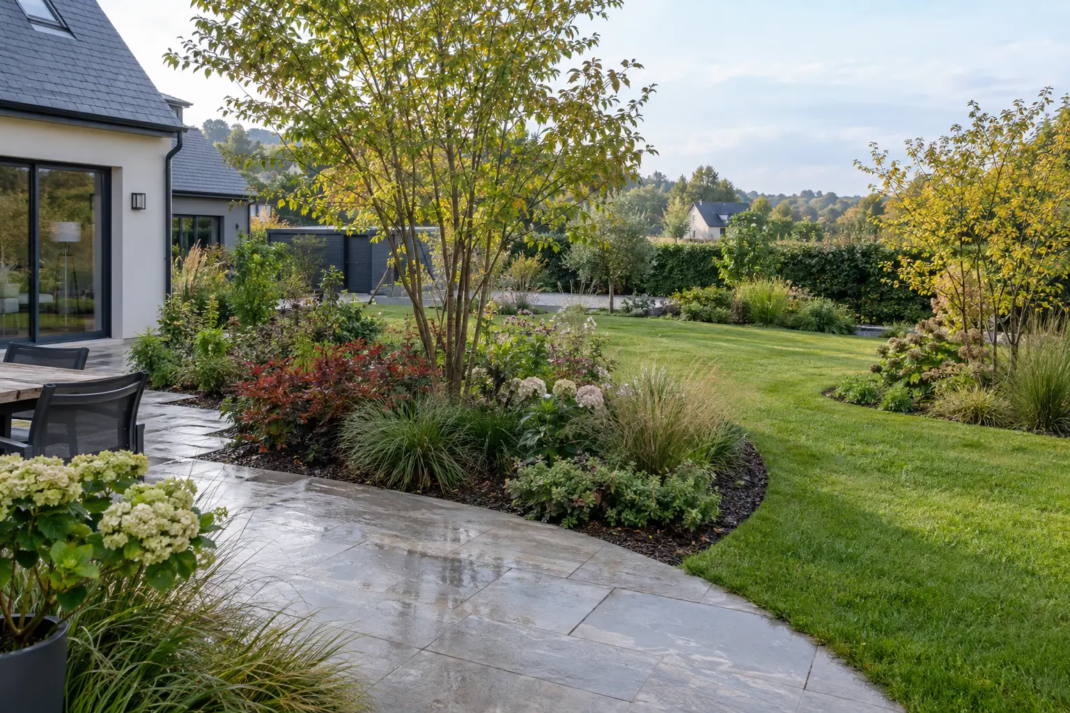 Jardin paysager avec massifs, arbustes et pelouse