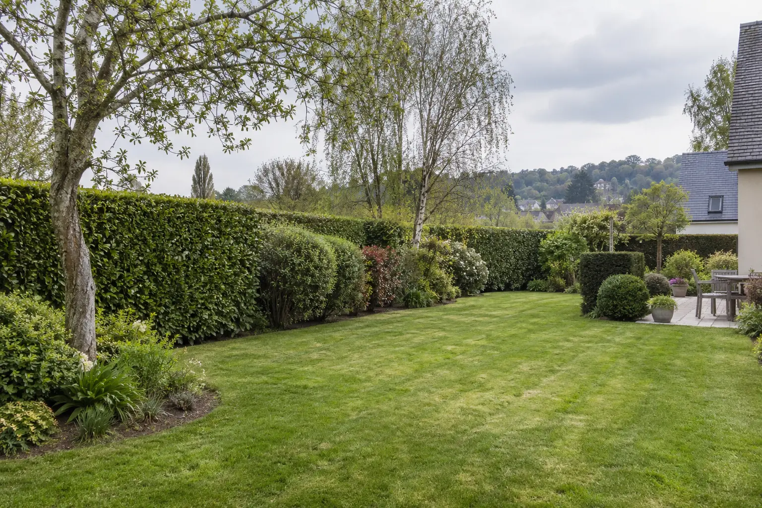 Jardin avec haies entretenues et pelouse soignée