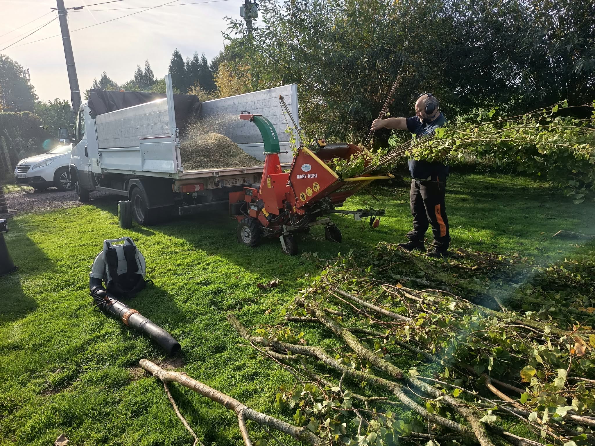 Broyage des branches sur le chantier à Préaux