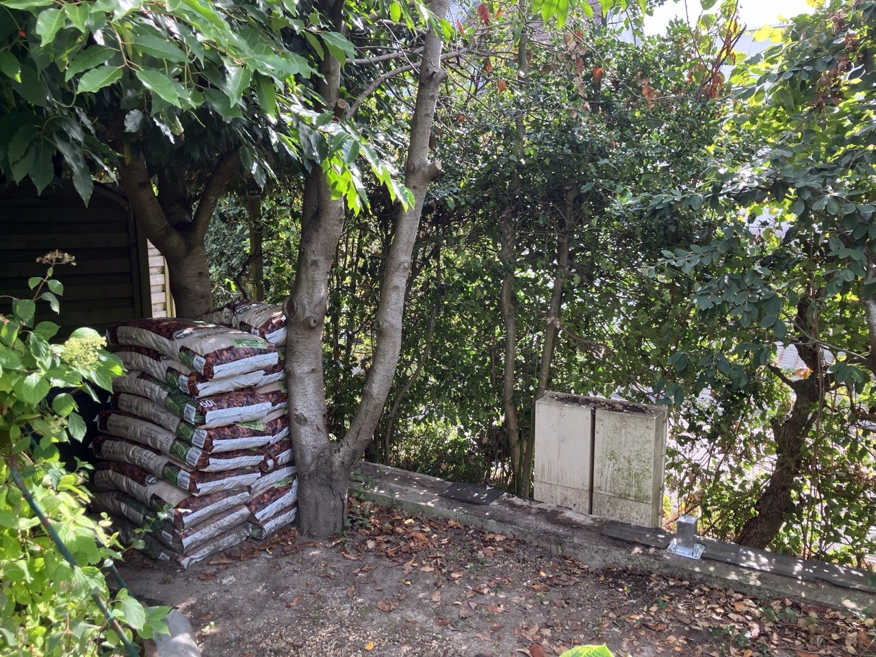Jardin à Mont-Saint-Aignan après la dépose des anciens panneaux de clôture