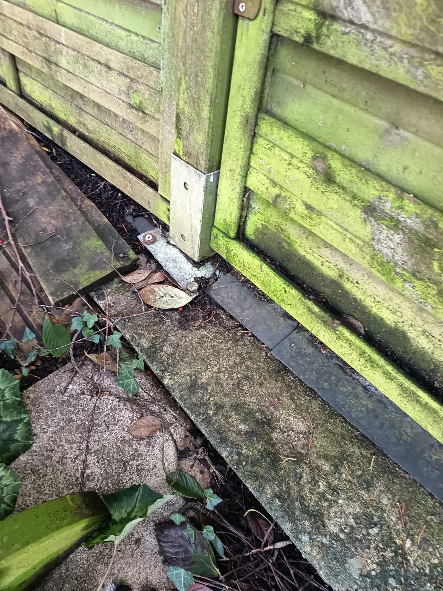 Détail d’une fixation de panneau bois fragilisée par le vieillissement et le vent